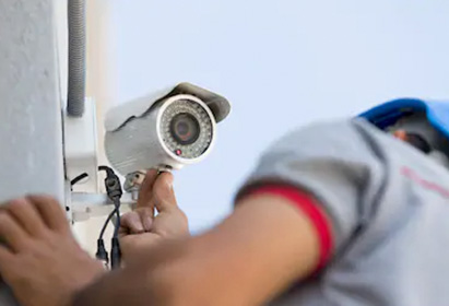 technicien ATD30 installant une caméra de vidéo surveillance