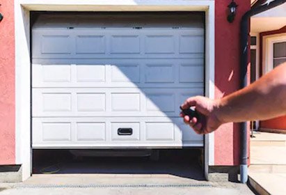 garage automatique avec une porte à panneaux